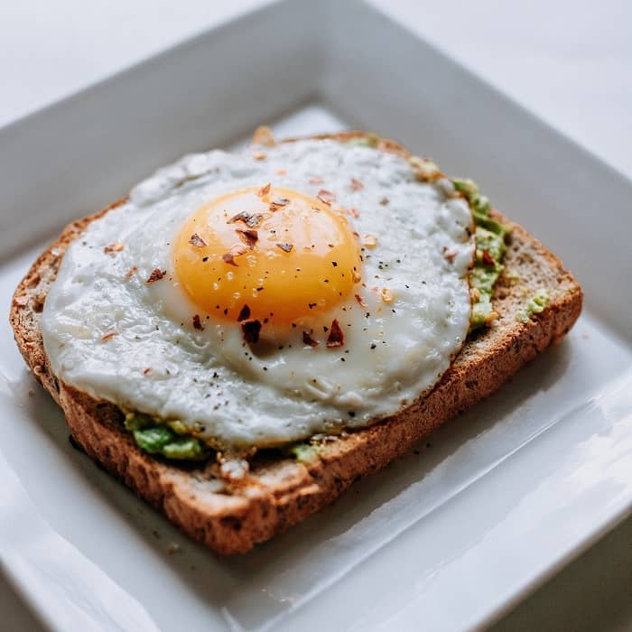 Avocado toast topped with eggs and spices: quick breakfast idea for moms